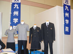 制服をデザインしたのは、卒業生の田山淳朗氏です。