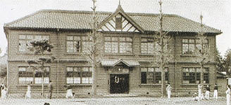 1935（昭和10）年頃の<br>グランド側から見た寄宿舎